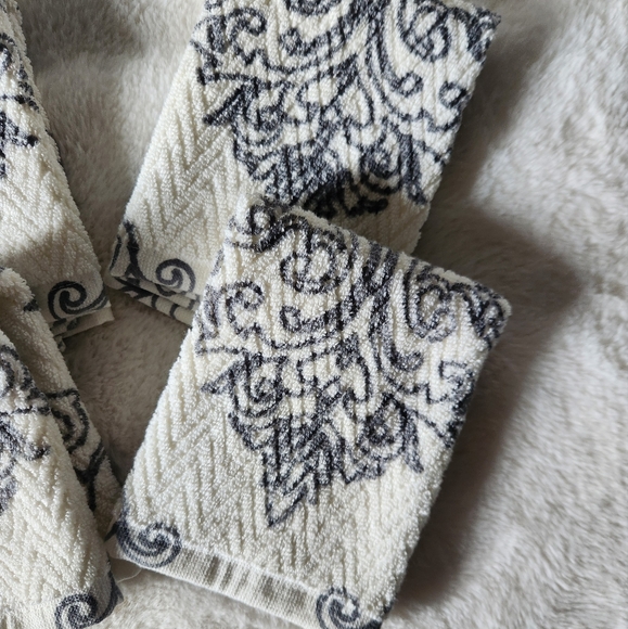 🆕️Damask Washcloths - Picture 2 of 5